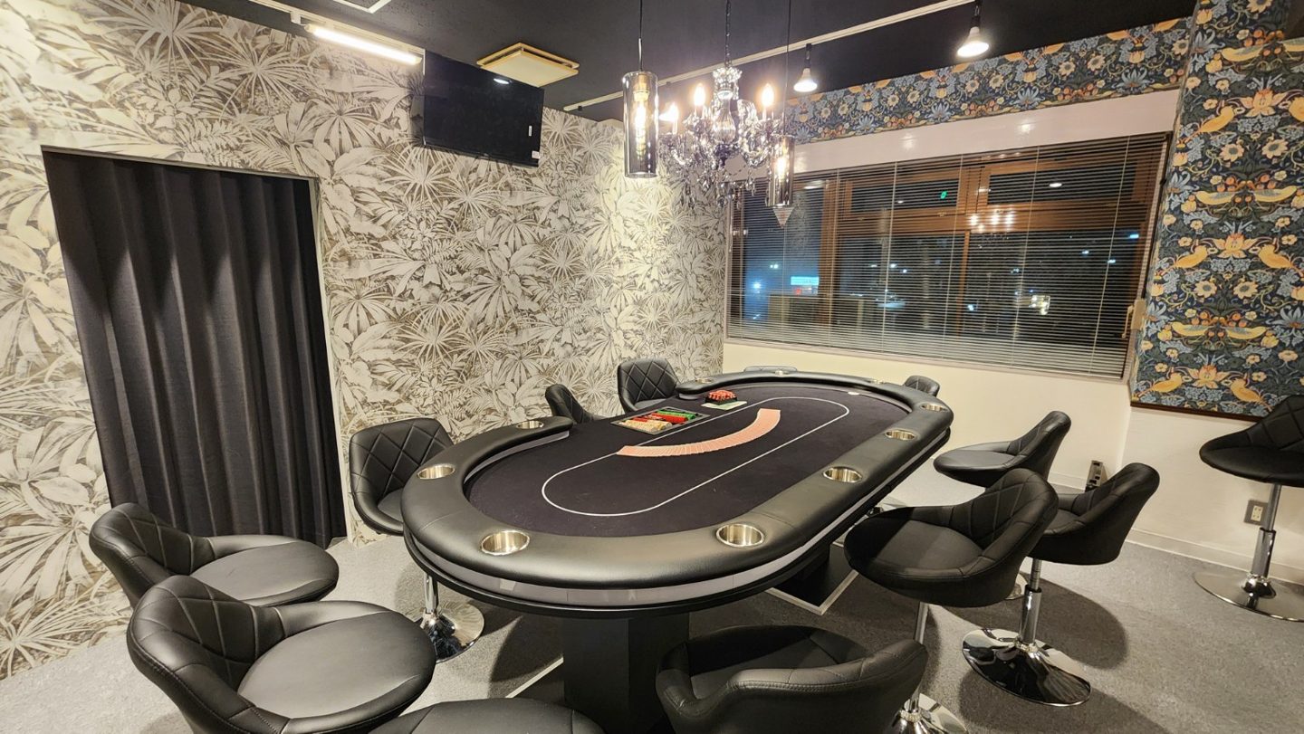 POKER LOUNGE eスペースのポーカーテーブルと店内